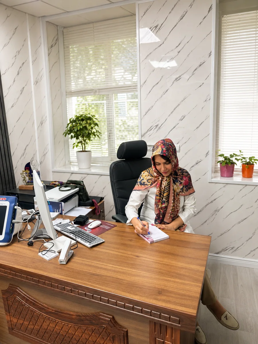 دکتر نرگس عزت‌پناه نیاکی در مطب دزفول